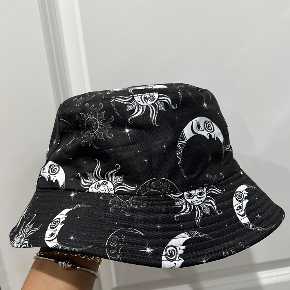 REVERSIBLE BUCKET HAT